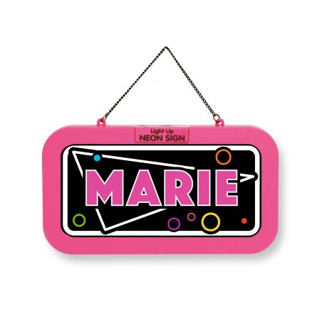 Ein pinkes Neon-Schild mit dem Namen MARIE in fetten Buchstaben, bunten Kreisen und einer Hängekette.