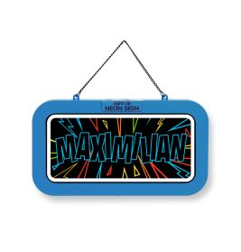 Blaues Neonschild mit "MAXIMILIAN" in fetten Buchstaben, bunte Blitze im Hintergrund.