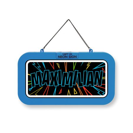 Blaues Neonschild mit "MAXIMILIAN" in fetten Buchstaben, bunte Blitze im Hintergrund.
