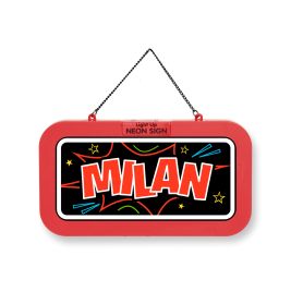 Rotes Neon-Schild mit der Aufschrift MILAN in Großbuchstaben, umgeben von bunten Sternen und Linien.