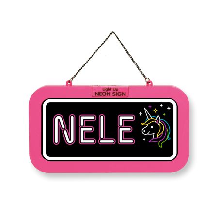 Pinker Neon-Schriftzug "NELE" und bunte Einhorn-Illustration auf schwarzem Hintergrund.