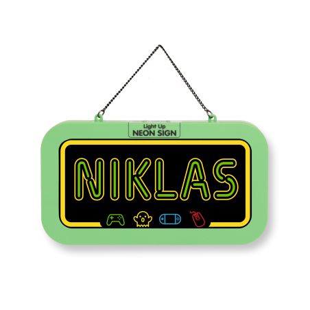 Grünes Neon-Schild mit dem Namen NIKLAS, daran hängen kleine Gaming-Symbole an einer Kette.