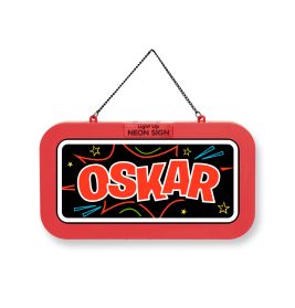 Rotes rechteckiges Neon-Schild mit dem Schriftzug OSKAR in Fettdruck und bunten Sternen darum.