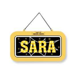 Gelbes Neon-Schild mit dem Namen SARA in Fettschrift, Sternen und comicartigem Explosionshintergrund.