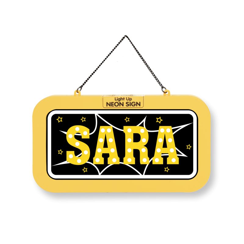 Gelbes Neon-Schild mit dem Namen SARA in Fettschrift, Sternen und comicartigem Explosionshintergrund.