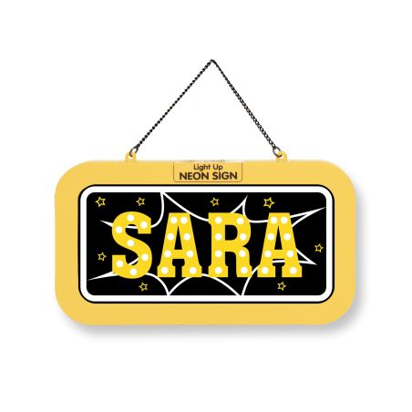 Gelbes Neon-Schild mit dem Namen SARA in Fettschrift, Sternen und comicartigem Explosionshintergrund.