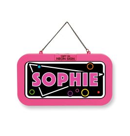 Rechteckiges pinkes Neon-Schild mit "SOPHIE" in fetten Buchstaben und bunten Kreisen, an einer Kette hängend.