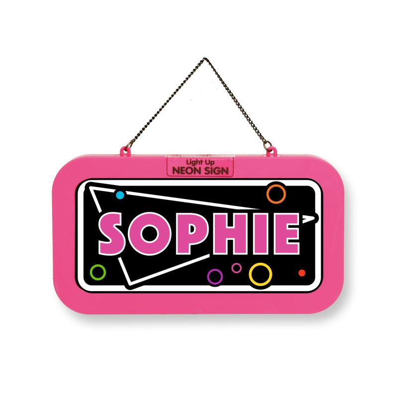Rechteckiges pinkes Neon-Schild mit "SOPHIE" in fetten Buchstaben und bunten Kreisen, an einer Kette hängend.