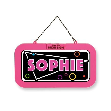 Rechteckiges pinkes Neon-Schild mit "SOPHIE" in fetten Buchstaben und bunten Kreisen, an einer Kette hängend.