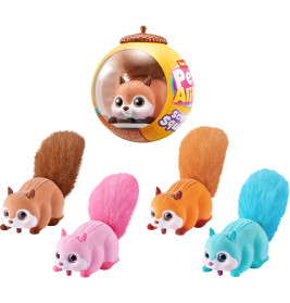 Fünf bunte Spielzeug-Eichhörnchen, eines in Rundverpackung. Flauschige Schwänze in Braun, Pink, Orange, Blau und Türkis.
