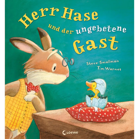 Ein Hase mit Brille sieht ein Entenküken an, das in einem gepunkteten Ei auf einem Tisch sitzt.