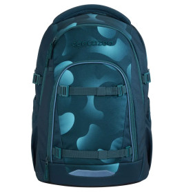 Dunkelgrüner Rucksack mit Camouflagemuster und mehreren Reißverschlussfächern, Frontalansicht.