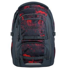 Schwarzer und roter Cocazoo-Rucksack mit mehreren Reißverschlussfächern, von vorne zu sehen.