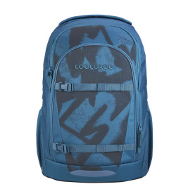 Blauer Coocazoo-Rucksack mit abstraktem schwarzem Muster und Frontschnallen, vor weißem Hintergrund.