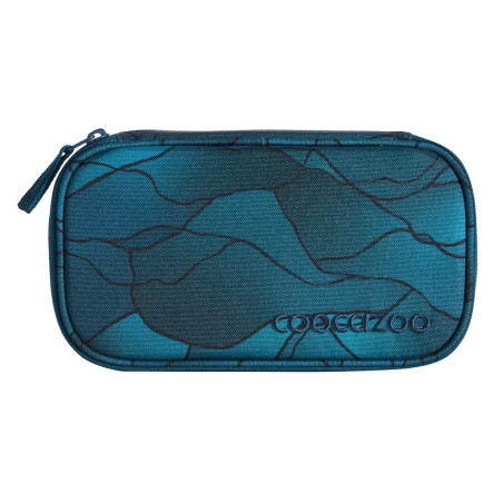 Blaue Reißverschlusstasche mit schwarzem Linienmuster und dem Schriftzug COOCAZOO auf der Vorderseite.