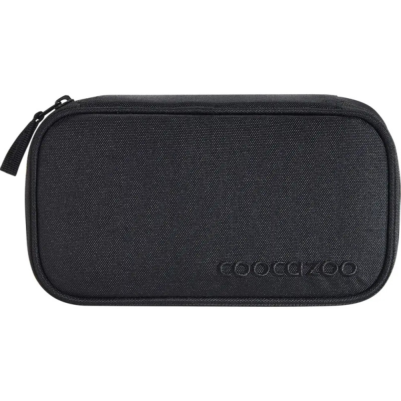 Schwarzes, rechteckiges Etui mit Reißverschluss und COOCAZOO-Prägung auf der Vorderseite.