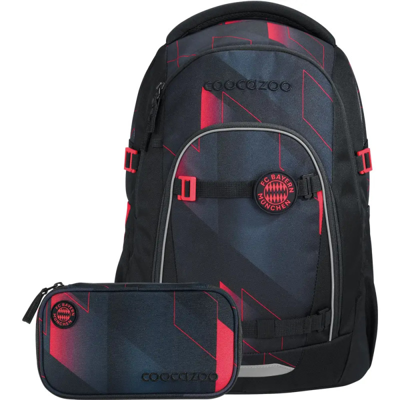 Schwarzer und roter Cocazoo FC Bayern München Rucksack, vorne mit passendem Mäppchen.