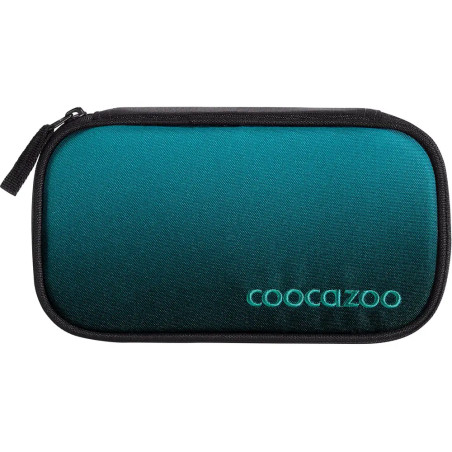 Rechteckiges türkis-schwarzes Etui mit Reißverschluss, vorne "coocazoo" aufgestickt.
