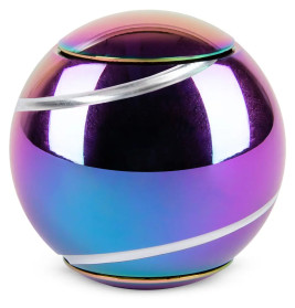 Glänzender, irisierender Kugelbehälter mit silbernen diagonalen Streifen vor weißem Hintergrund.