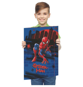 Lächelnder Junge hält ein Spider-Man-Poster vor einer Stadtansicht, unten steht "Spider-Man".