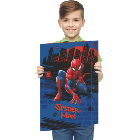 Lächelnder Junge hält ein Spider-Man-Poster vor einer Stadtansicht, unten steht "Spider-Man".