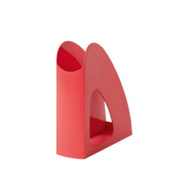 Rotes, modernes, dreieckiges Zeitschriftenablage mit Rillen an den Seiten und Ausschnitt auf der größeren Fläche.