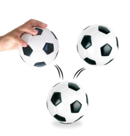 Eine Hand lässt einen Fußball fallen, der aufspringt und sich in zwei identische Fußbälle teilt.