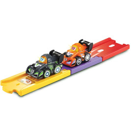 Zwei Spielzeugrennautos, schwarz und orange, stehen startbereit auf einer bunten Kunststoffrennstrecke.