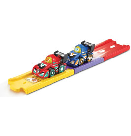 Zwei Spielzeug-Rennautos, rot und blau, mit Fahrerfiguren auf einer bunten Kunststoffstrecke.