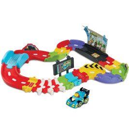 Bunte Spielzeug-Rennbahn mit Hindernissen und kleinem blauen Auto am Rand, geeignet für Kleinkinder.