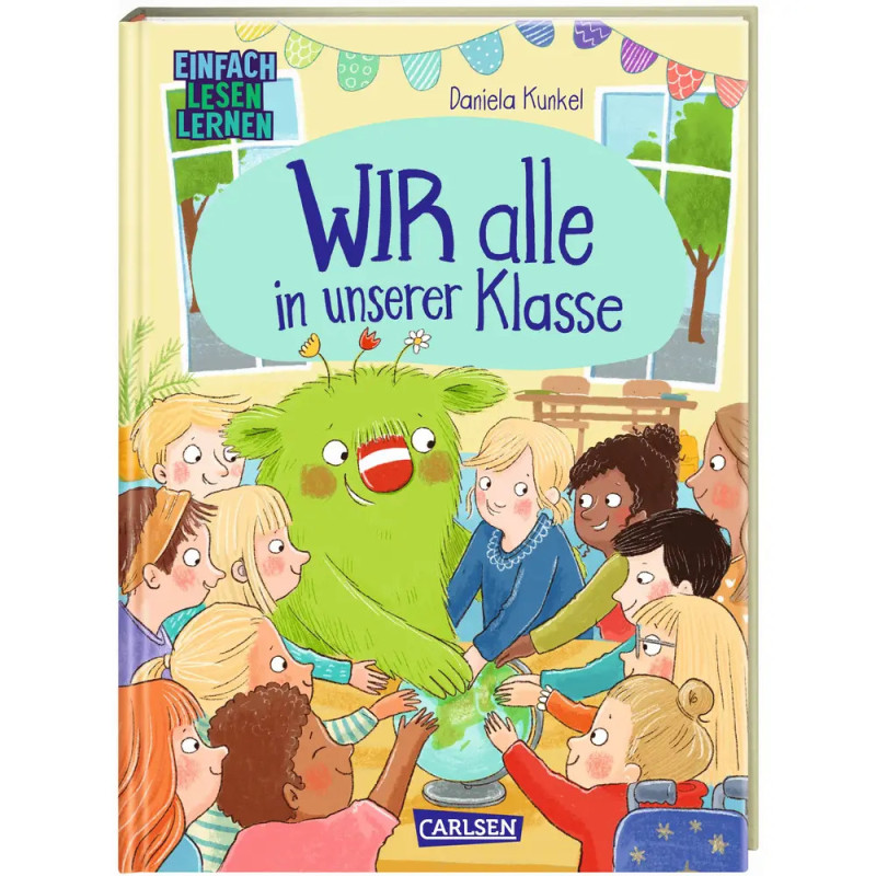 Kinder sitzen lächelnd im Klassenraum und berühren ein freundliches, grünes Monster in ihrer Mitte.