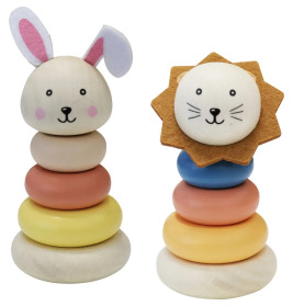 Zwei Holz-Steckspielzeuge: eines als Hase, das andere als Löwe, beide mit bunten Ringen.