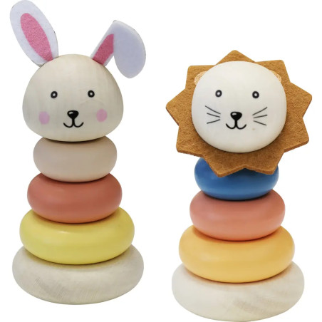 Zwei Holz-Steckspielzeuge: eines als Hase, das andere als Löwe, beide mit bunten Ringen.