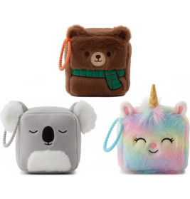 Drei würfelförmige Plüsch-Täschchen (Bär, Koala, Einhorn), jeweils mit Henkel.