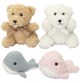 Zwei Plüschbären und zwei Plüschwale in Beige, Weiß, Blau und Rosa auf weißem Hintergrund.