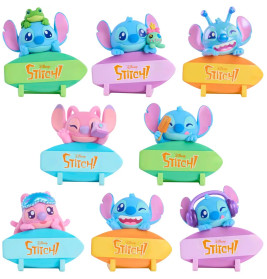 Neun bunte Stitch-Figuren mit verschiedenen Gesichtsausdrücken und Accessoires hinter Surfboards mit "Stitch!"-Aufschrift.
