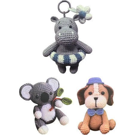 Drei gehäkelte Stofftiere: ein Nilpferd mit Schwimmring, ein Koala mit Blättern und ein Hund mit blauem Hut.