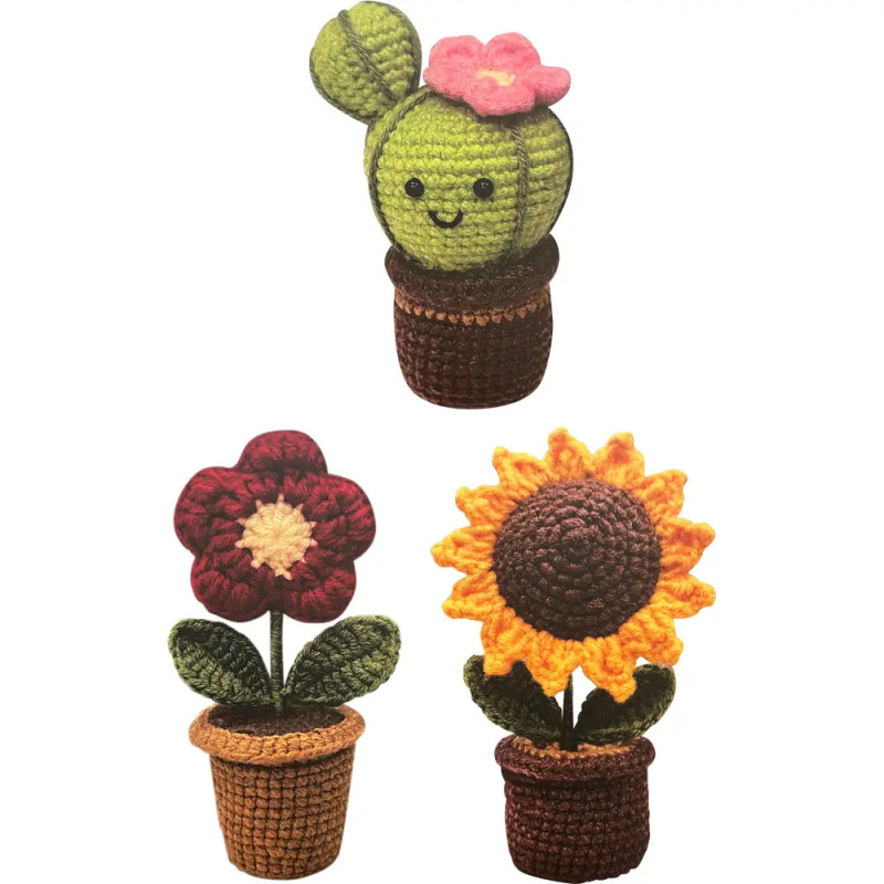 Drei gehäkelte Topfpflanzen: Kaktus mit rosa Blüte, rote Blume und Sonnenblume, alle mit lächelnden Gesichtern.