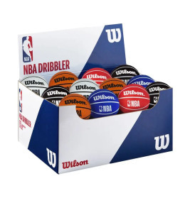 Eine Box zeigt verschiedene bunte Wilson NBA Dribbler Mini-Basketbälle.
