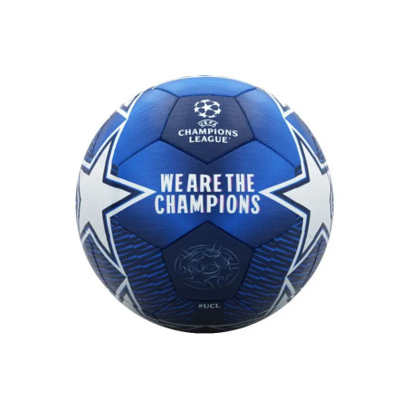 Blau-weißer Champions-League-Fußball mit dem Schriftzug "We Are The Champions" auf der Vorderseite.