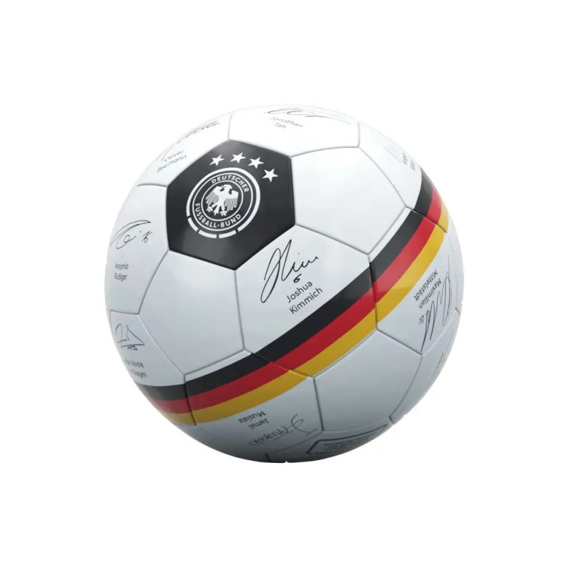 Weißer Fußball mit schwarzen Fünfecken, Deutschland-Flaggenstreifen, Teamlogo und Unterschriften der Spieler.