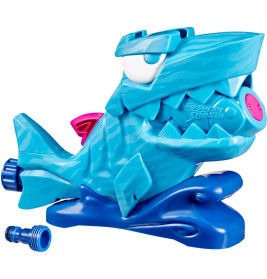 Blauer Nerf Super Soaker in Hai-Form mit Comic-Details auf blauem Wellen-Sockel.