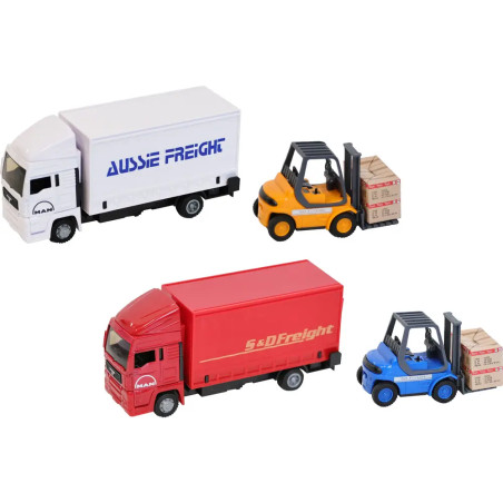Vier Spielzeugfahrzeuge: zwei Lkw (weiß, rot) und zwei Gabelstapler (gelb, blau) mit Paletten.