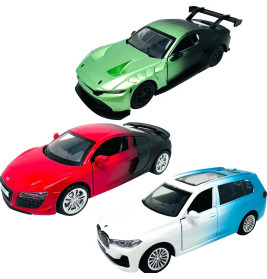 Drei Spielzeugautos (grün, rot-schwarz, blau-weiß) stehen auf weißem Hintergrund.