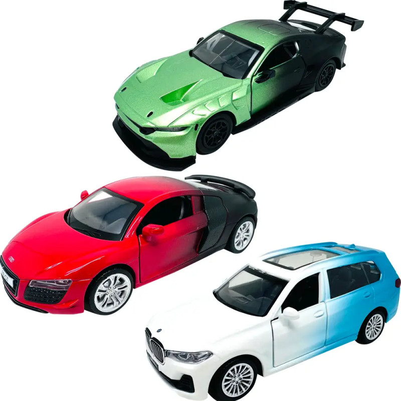 Drei Spielzeugautos (grün, rot-schwarz, blau-weiß) stehen auf weißem Hintergrund.
