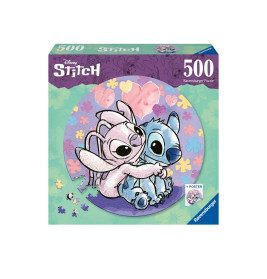 Disney Stitch Puzzle (500 Teile) mit Stitch und Angel, die sich vor pastellfarbenem Hintergrund mit Herzen und Blumen umarmen.
