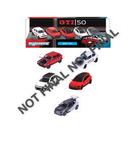 Fünf Spielzeugautos und eine Box mit dem Aufdruck GTI 50 und Golf GTI, darüber steht "NOT FINAL".