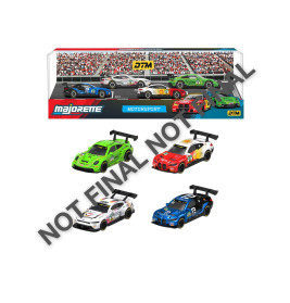 Vier Spielzeugrennwagen mit Spoilern vor Verpackung mit Rennstrecke und Zuschauern.