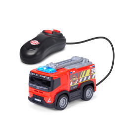 Rotes Spielzeug-Feuerwehrauto mit blauen Lichtern und kabelgebundener Fernbedienung auf weißem Hintergrund.