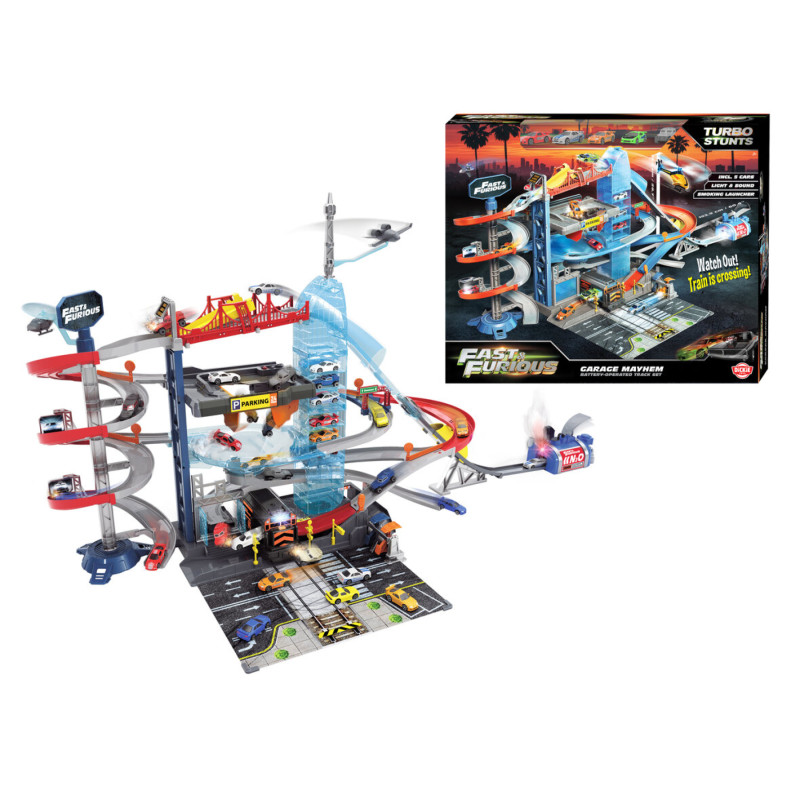 Fast & Furious Garage-Spielset mit Rampen, Strecken und Autos, im Hintergrund ist die Verpackung zu sehen.